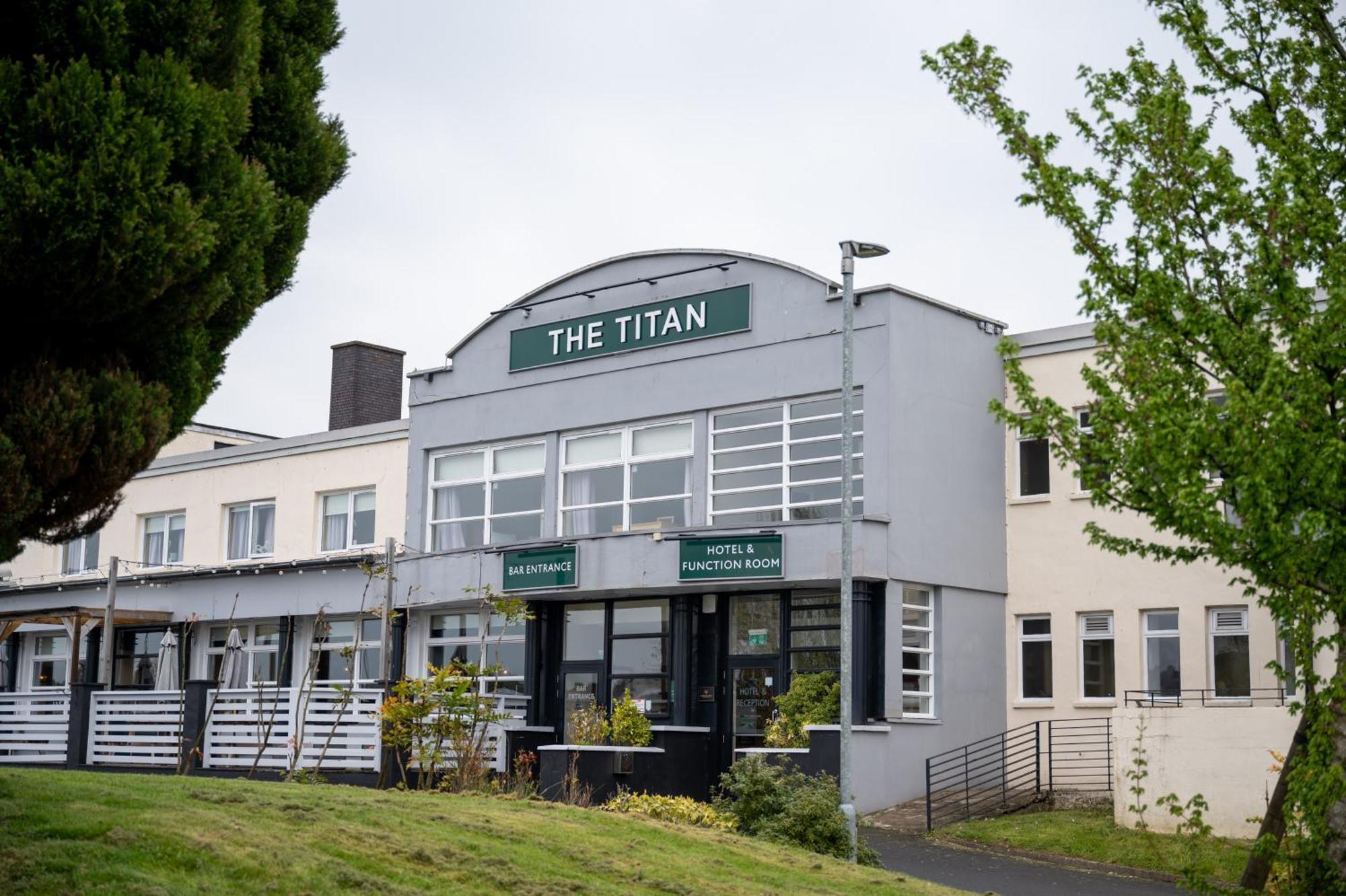 The Titan Hotel Clydebank Bagian luar foto