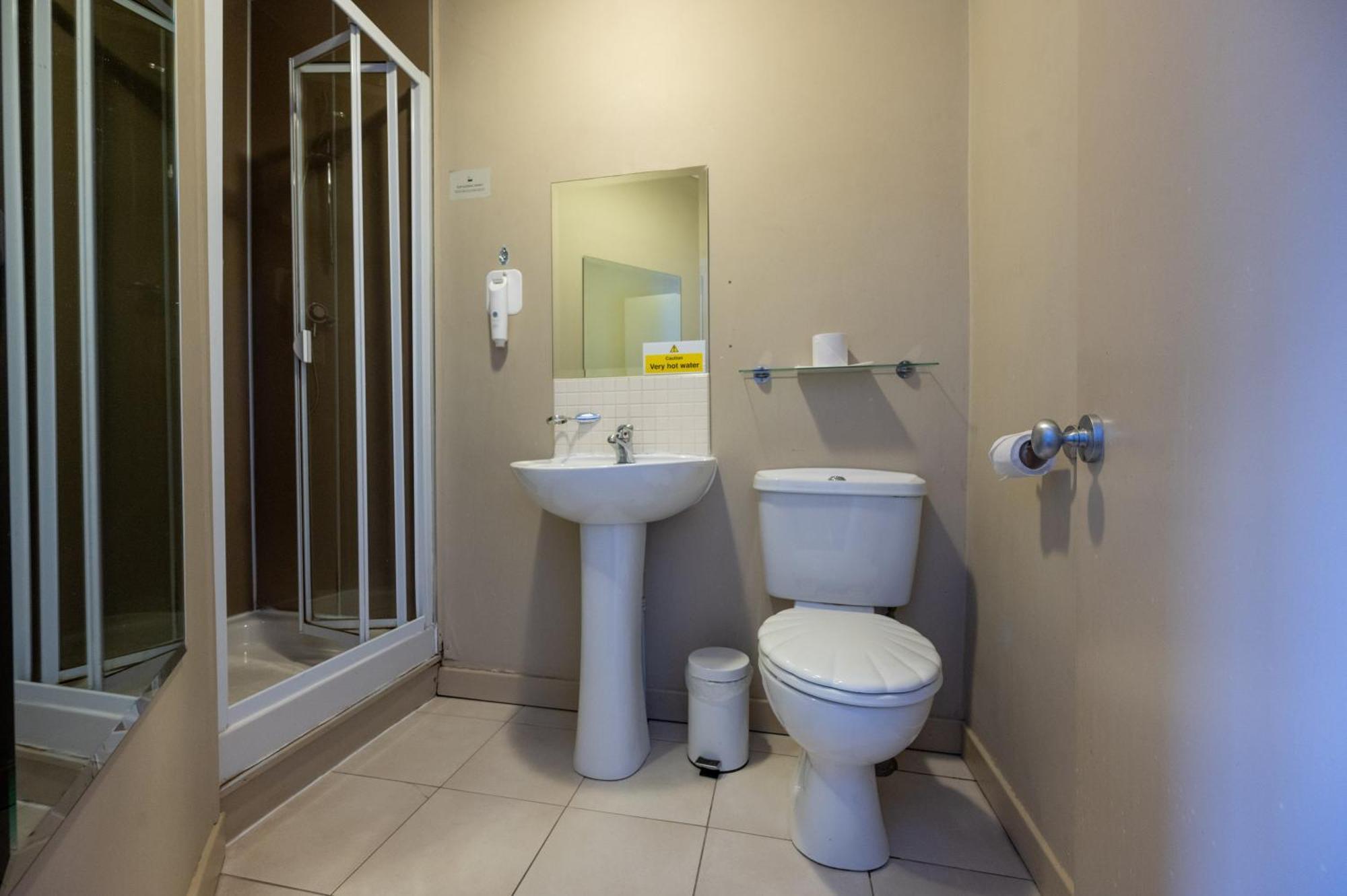 The Titan Hotel Clydebank Bagian luar foto